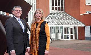 Hanspeter Stegh (Geschäftsführer operativ) und Frauke Schwietert (Chefin der Arbeitsagentur) setzen in Zeiten des digitalen Umbruchs in der Arbeitswelt auf berufsbegleitende Qualifizierung. - Frank-Michael Kiel-Steinkamp