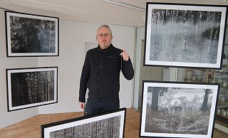 Bis zum 30. März stellt Kunstfotograf und Bildjournalist seine schwarz-weiß Dokumentarfotografien zu "Auszeit II" in der Schaufenstergalerie Kiosk24 in der Bäckerstraße aus. - Alexandra Golfinger