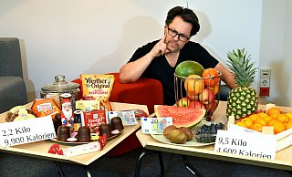 Obst contra Süßes: Rechts gibt es für 20 Euro jede Menge Vitamine, links jede Menge Kalorien. Fürs gleiche Geld gibt's fast fünfmal mehr Obst - mit halb so viel Kalorien. - Barbara Franke