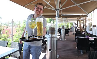 Markus Menne von der Alm in Warburg serviert neben dem kühlen Blonden auch den Citrus-Ingwer-Likör „Virenputzer" – gern auch mal als Sprizz.  - Simone Flörke