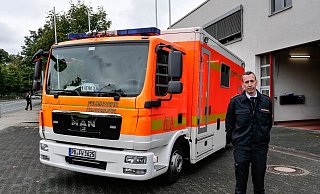 Brandrat Michael Beivers ist Abteilungsleiter Rettungsdienst bei der Feuerwehr Paderborn. Hier is er mit dem Schwerlastrettungswagen vor der Feuerwache Süd in Paderborn zu sehen. - Ralph Meyer