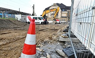 Die Ladenzeile ist abgerissen. Doch ehe das neue Hotel gebaut werden kann, muss noch der Boden auf Altlasten und Blindgänger untersucht werden. Jetzt sind sogar Bohrungen nötig. - Barbara Franke
