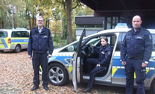 Die Kommissare Sven-Otto Deubel (l.), Luisa Koch sowie Nils Westerfeld am Einsatzwagen vor der Wache. - Karsten Schulz