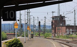 Der Bahnsteig mit Gleis 10 und 11 im Löhner Bahnhof mit Blick nach Löhne-Ort. - Ulf Hanke