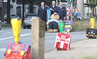 Sie wollen den Schulweg sicherer machen: Die Polizisten Andreas Brings, Hermann Duhme und Ansgar Winkler (v.l.). - Stefan Boscher