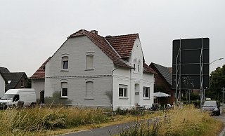 Weiß besprüht wurde die Fassade der Immobilie an der Rietberger Straße, das als "grünes Haus" bekannt wurde. - Marion Pokorra-Brockschmidt
