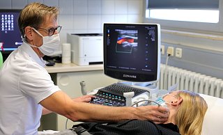 Chefarzt Kristian Nitschmann kontrolliert (in einem hier gestellten Foto) mit einem Ultraschallgerät die Halsschlagader einer Patientin. - Frank-Michael Kiel-Steinkamp