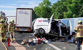 Bei diesem Unfall am Stauende auf der A 33 starb der Fahrer des Transporters, der zwischen zwei Lastwagen eingequetscht wurde. - Ralph Meyer