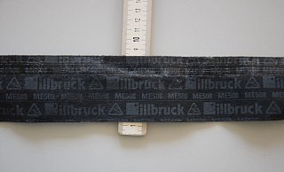 Markant: Dieses Absperrband wurde am ZOB über die Straße gespannt. Die Polizei bittet um Hinweise zur möglichen Herkunft des Bandes. - Polizei Herford