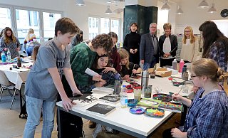 Die jungen Workshop-Teilnehmer nutzten die kreative Atmosphäre des Marta-Ateliers, um eigene Vorstellungen von Licht und Dunkelheit umzusetzen - Frank-Michael Kiel-Steinkamp