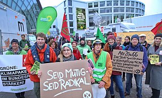 Vorne wird demonstriert, im Hintergrund stehen die Übertragungswagen der Fernsehsender, für die extra Bereiche und Straßen abgesperrt werden mussten. - Sarah Jonek