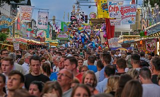 Dicht an dicht drängten sich die Besucher im Sommer 2019 auf dem Libori. Ob das Fest in diesem Jahr aufgrund der Corona-Pandemie stattfinden kann, ist jedoch fraglich. - Andreas Zobe