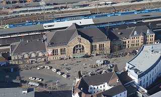 Am Hauptbahnhof Bielefeld werden Gerüste und Schutzplanen angebracht. Die Jugendstil-Fassade soll saniert werden. - Detlef Wittig