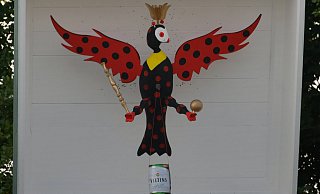 Kunterbunt: Der Holzadler für den Wettkampf um die Stadtkönigswürde hatten die Erbauer gestalterisch an das Stadtmaskottchen „Rieti“ angelehnt. - Birgit Vredenburg