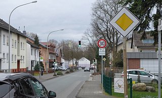 Anders als in diesem Bereich in Höhe des Kindergartens Fasanenweg gilt in anderen Teilen der Mastbruchstraße kein Tempo 30. - Hans-Hermann Igges