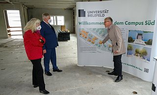 Universitätskanzler Stephan Becker (r.) erklärt Gesundheitsminister Karl-Josef Laumann und Wissenschaftsministerin Isabel Pfeiffer-Poensgen im Rohbau des zweiten Neubaus der Medizinfakultät OWL die weiteren Bauvorhaben. - Andreas Zobe