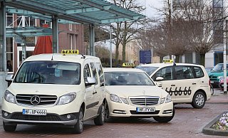 Die Fahrt mit dem Taxi, wie hier am Herforder Bahnhof wird für die Kundschaft ab September teurer. - Frank-Michael Kiel-Steinkamp