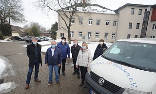 Bürgermeister Bert Honsel, Friedhelm Borcherding, Helmut Grote, Werner Vatthauer, Heike Krüger und Clemens Eggensperger stellen den ehrenamtlichen Rahdener Fahrdienst zum Corona-Impfzentrum vor. - Joern Spreen-Ledebur