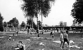 Die Freibäder (hier Ennigloh): Die Handtücher sind auf der Liegewiese ausgebreitet (1960er Jahre). - Kommunalarchiv