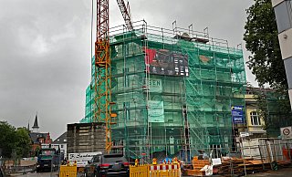 Die Fertigstellung des denkmalgeschützten Gebäudes an der Ecke Schillerstraße/Kurfürstenstraße hängt auch Zeitplan für die Brücke und die Straße. - Frank-Michael Kiel-Steinkamp