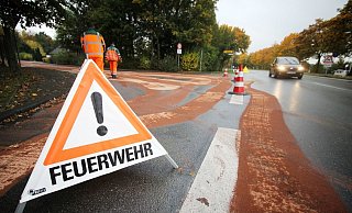 Wegen verschmutzter Fahrbahnen kam es im Bielefelder Osten seit Montagabend zu Verkehrsproblemen. - Marten Siegmann (Symbolfoto/Archivfoto)