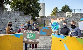 Aktivisten reagieren mit der Kunstaktion "Festung Europa?" am Übergang zur Sparrenburg auf das Niederbrennen Morias. - Oliver Krato