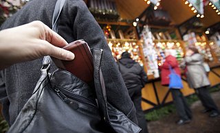 Die gesuchte Frau holte aus dem Rucksack ihres Opfers die geldbörse samt Papieren und Bankkarte. - Symbolfoto: picture alliance / dpa
