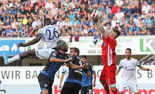 Der Anfang vom Paderborner Ende: (v. l.) Sané steigt höher als die SCP-Akteure Gjasula, Hünemeier und Huth und köpft das 1:1. - picture alliance