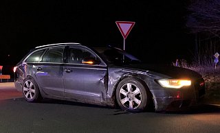 Die B 64 musste während der Rettungsmaßnahmen in beide Richtungen voll gesperrt werden. - Feuerwehr Paderborn
