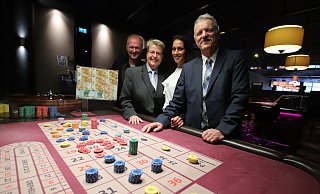 Freuen sich auf eine Woche der Gewinner: Moderator Frank Neuenfels (v.l.), Saalchefin Isanthe Lüth, Gastro-Leiterin Jessica Delic und Casino-Direktor Joachim Pollok. - Jörg Stuke