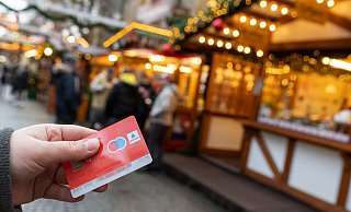 Immer mehr Menschen zahlen lieber mit EC-Karte als mit Bargeld. Das geht auch an einigen Ständen auf dem Bielefelder Weihnachtsmarkt. - Oliver Krato
