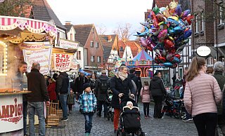 Beliebte Kirmesmeile: An der Vieselener Straße gibt es Spaß, Unterhaltung und Leckereien für die ganze Familie. - Regina Brucksch