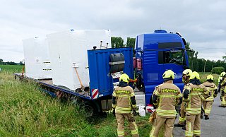 Beim Abbiegen geriet der mit 28 Tonnen beladene Sattelzug auf die Bankette und setzte mit dem Dieseltank auf. - Ralph Meyer