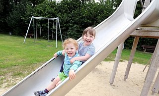 Rutschpartie: Emil (2) und seine Schwester Clara (4) haben den Vorteil, dass sie immer miteinander spielen können, wenn mal wieder niemand anderes auf dem Spielplatz in Kirchdornberg ist. - Wolfgang Rudolf