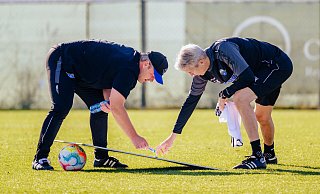 SCP-Coach Lukas Kwasniok (l.) und Co-Trainer Frank Kaspari arbeiten im Trainingslager in Spanien an der Taktiktafel. - Besim Mazhiqi