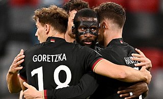 Die deutschen Spieler feiern mit Torschütze Leon Goretzka. - Lukas Barth/Pool EPA/dpa