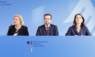 Faeser, Buschmann und Baerbock informierten nach dem Gespräch gemeinsam. - Carsten Koall/dpa