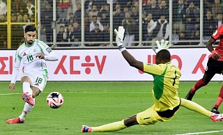 Half Algerien entscheidend mit in der WM-Qualifikation: der Wolfsburger Mohamed Amoura (Archivbild) - Fateh Guidoum/AP/dpa