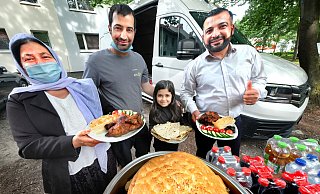 Initiator Delkash Elias (rechts), dessen Mutter Adlan (von links), Bruder Brindar Omar und Tochter Dejan zeigen, womit sie die Helfer in den Hochwassergebieten versorgen wollen. - Bröder Frücht