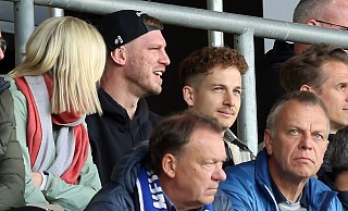 Fabian Klos (l.) und Cedric Brunner sind heute dicke Freunde. Hier schauen sie sich in der Schüco-Arena ein Arminia-Spiel auf der Tribüne an. - Oliver Krato Fabian Klos (l.) und Cedric Brunner sind heute dicke Freunde. Hier schauen sie sich in der Schüco-Arena ein Arminia-Spiel auf der Tribüne an. - Oliver Krato