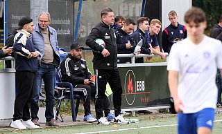 Das war’s für Fatmir Dusinovic. Der Aufstiegstrainer (mit Ball unterm Arm) wurde beim TuS Bruchmühlen von seinen Aufgaben entbunden. - Andreas Gerth