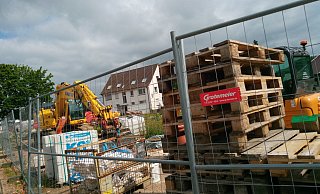 Nach Bautätigkeit sieht es auf dem eingezäunten Grundstück der ehemaligen „Alten Dorfschränke“ in Levern derzeit nicht aus, eher nach einem Lagerplatz. - Sonja Rohlfing