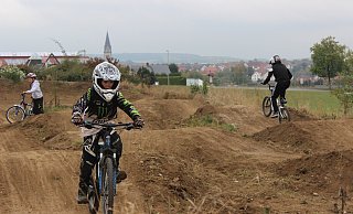 Dass die Biker im Bikepark auf allen Pisten mit Sonntagskleidung richtig angezogen sind, hat keiner gesagt. Das Foto zeigt eine Strecke in Warburg. - Archivfoto/Anna-Lena Ryczek
