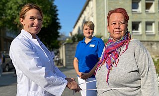 Carolina Pape-Köhler, Sektionsleiterin der Adipositas-Chirurgie (l.), ihre Patientin Tanja Westhoff (r.) und Christina Habermeier, Koordinatorin in der Adipositas-Chirurgie, freuen sich über die erfolgreiche Behandlung. - St. Vincenz-Krankenhaus