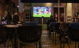 Ein Zuschauer sitzt vor dem Fernseher einer Gaststätte beim WM-Spiel Frankreich gegen Dänemark. - Frank Rumpenhorst/dpa