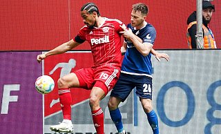 Fortuna-Torschütze Emmanuel Iyoha (l) siegte mit Düsseldorf gegen Ligaprimus Darmstadt 98. - Roland Weihrauch/dpa