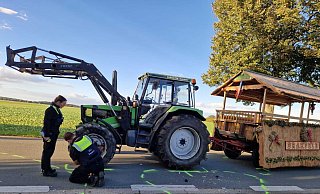 Polizeibeamte sichern Spuren: Der Traktor wollte links abbiegen, als er überholt wurde. MT-Foto: - Ilja Regier
