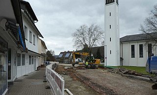 Ausbau Ostpreußenstraße: Zur Zeit erfolgen Auskofferungsarbeiten in Höhe der Peter-und-Paul-Kirche. - Michaela Bast