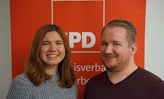 Nele Czaniera, Kreisvorsitzende der SPD Paderborn, freut sich mit Matthias Fiedler über seine Nominierung. - SPD-Kreisverband