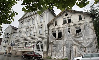 Das fälschlicherweise als Carl-Severing-Haus bezeichnete und mittlerweile verfallene Gebäude an der Löhrstraße (r.) steht unter Denkmalschutz. - Frank-Michael Kiel-Steinkamp